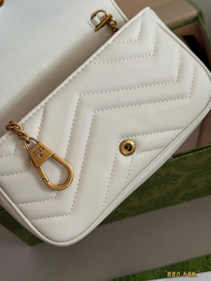 8b8e3a3e9b.jpg 195 box
size:16.5cm
GG Marmont Vanilla Green/Milk Shake White
Clear and refreshing summer~
Must buy Mamon bag
Marmont's most classic double G