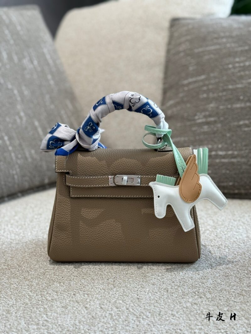 8baf66a889.jpg Cowhide P330
High quality texture, versatile upper body, super stylish!!
Hermes MiniKelly II,
Suitable size for all age groups, playful and cute to carry~20cm