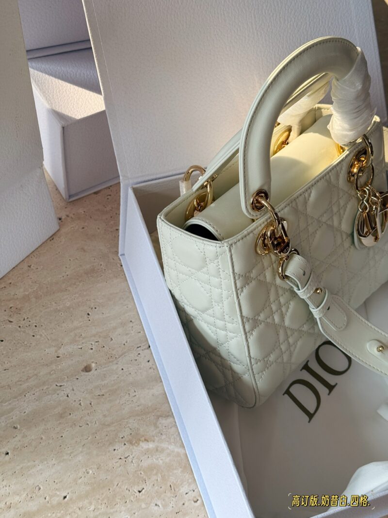 8bb04f8630.jpg 265 box
Size: 21cm (4 grids)
- Lady milkshake bag customized version returns!
D's consort, super eye-catching!
High end quality, free comparison of details,
Don't get too involved, dear!
Starting my summer with Dior Consort