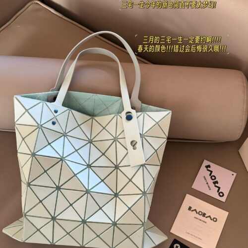 200 no box upgrade
issey miyake BAOBAO
Miyake Life 6x6 Shopping Bag
Size 34x34cm ??
Perfect for summer
Light and convenient, small and fresh~