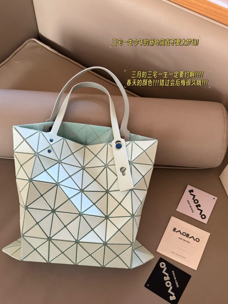 8bb2f3ad65.jpg 200 no box upgrade
issey miyake BAOBAO
Miyake Life 6x6 Shopping Bag
Size 34x34cm ??
Perfect for summer
Light and convenient, small and fresh~