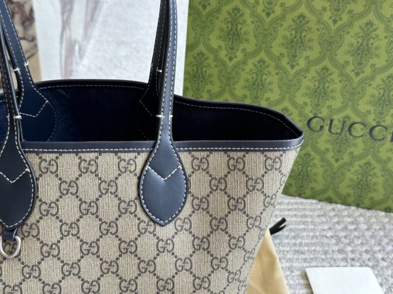 8bb970e225.jpg 220 boxes
size:22*21cm
GG new double-sided tote bag
Capacity is also acceptable
My god? It's so beautiful!
Classic must-have item