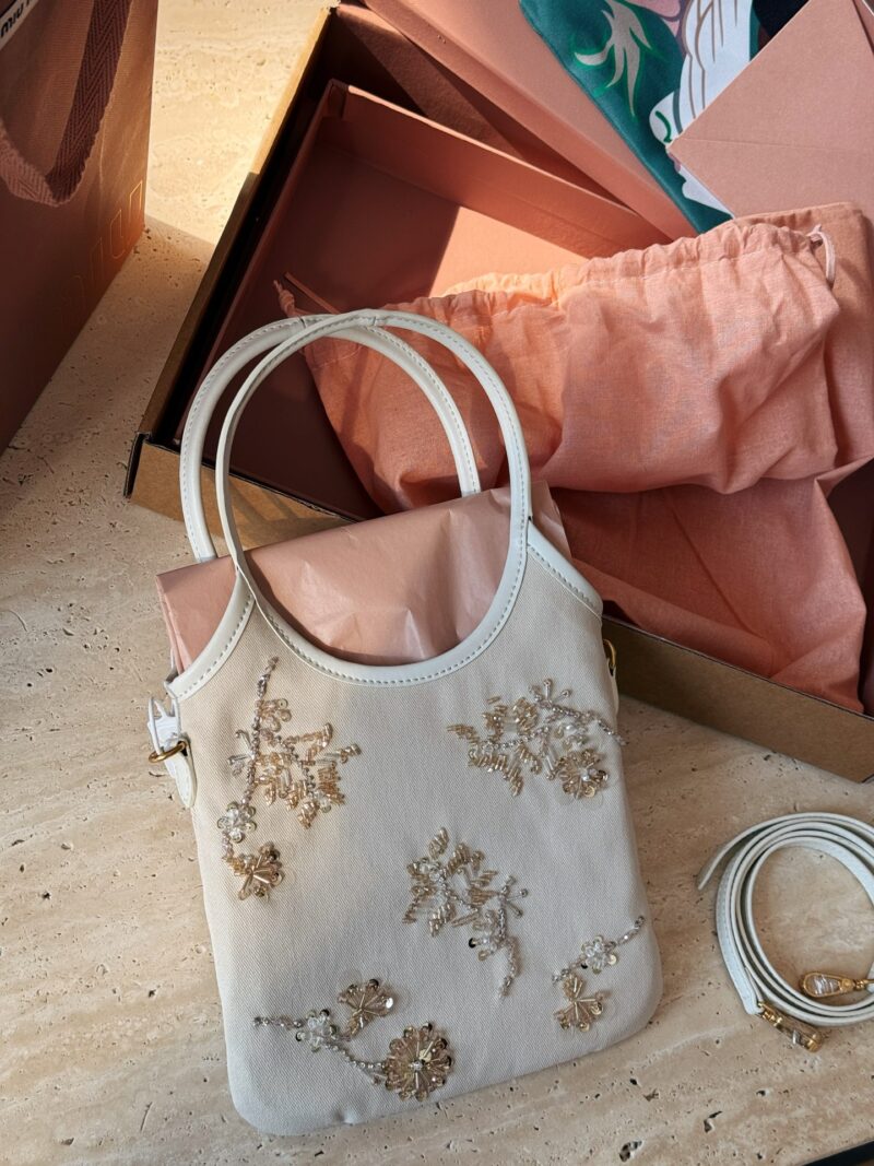 410 with complete packaging
Size: 19 * 32 (including wrist)
Cute Miumiu Ivy
Miu Miu | Ultimate craftsmanship | Who doesn't love BlingBling? Bling is simply amazing
Wealthy and charming eyes