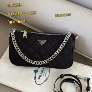 165 boxes
size：24*13cm
How versatile Prada vintage armpit bags are!
Different occasions can be matched without any mistakes! Plus unique chains, diverse memorization methods!
I want to choose a lightweight and practical gift box
Just choose it!