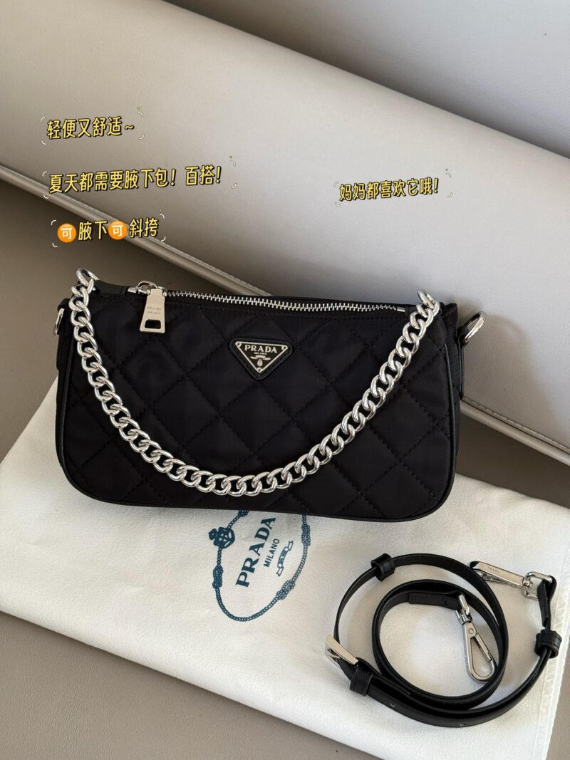 8c043059fb.jpg 165 boxes
size:24*13cm
How versatile Prada vintage armpit bags are!
Different occasions can be matched without any mistakes! Plus unique chains, diverse memorization methods!
I want to choose a lightweight and practical gift box
Just choose it!