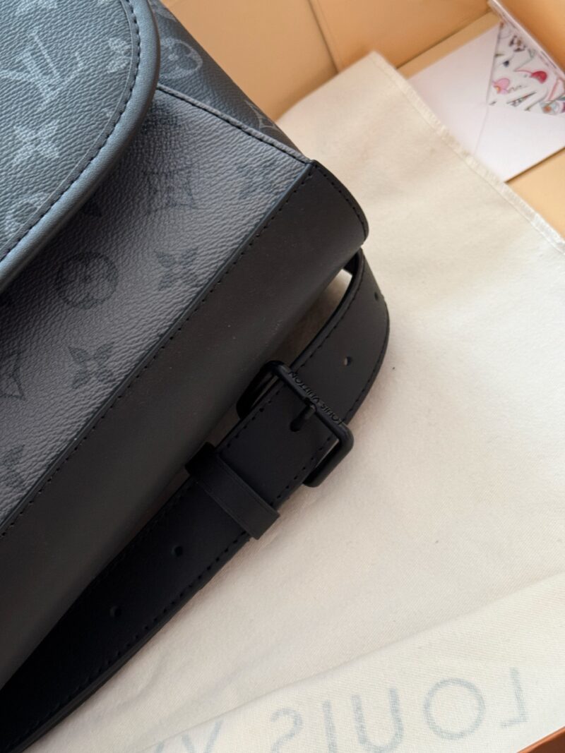 8c0992e1de.jpg 260 boxes
size:24*19cm
L's postman bag pulse! Black Warrior!
It really grows on my aesthetic point,
Simple and versatile, spacious!
There are still some clever ideas in the compartment!
There is enough space to fit another iPad mini!
