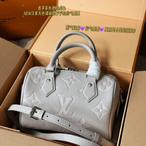 220 new model (with box)
size： 20*14cm
L Home Speedy 20
Let's feel the joy of Speedy together~
This size is just right!
Sweet Potato Purple Speedy 20
Light purple gray blended milk is dripping!
Search: Lv speed 20