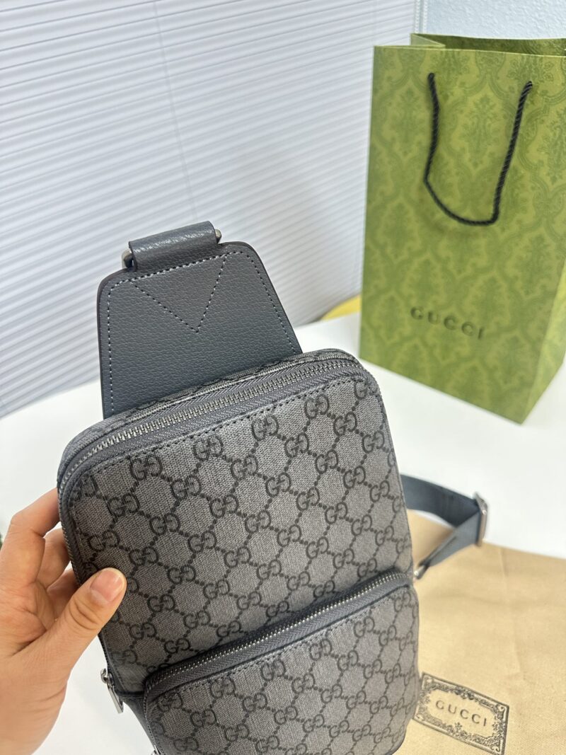 Classic Grey CUCCI Size 18 x 29 Men's Chest Bag
Small and stylish, showcasing a casual yet unrestrained attitude. Intelligent shoulder strap design, suitable for carrying on the left or right shoulder. Design a shape that improves the comfort of carr...