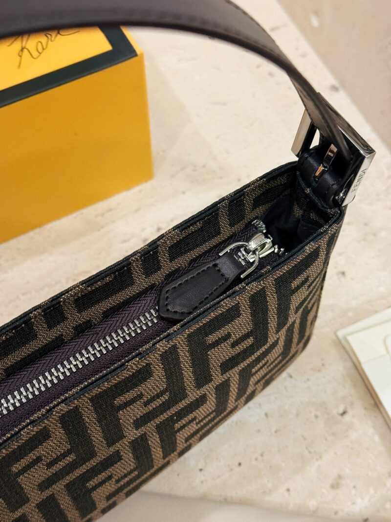 8c1f6181f8.jpg 190 box
size:25*14cm
Fendi Underarm Bag/Mahjong Bag
Really perfect!
Love, love, love!
Handheld, Underarm, Crossarm