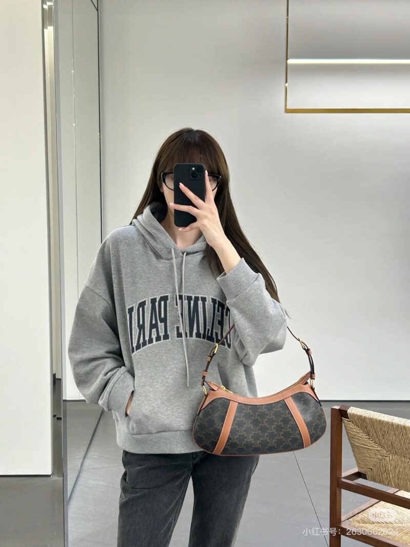 8c2b18ab57.jpg Celine launches new floral shoulder bag
Full of retro style autumn and winter coats, really beautiful