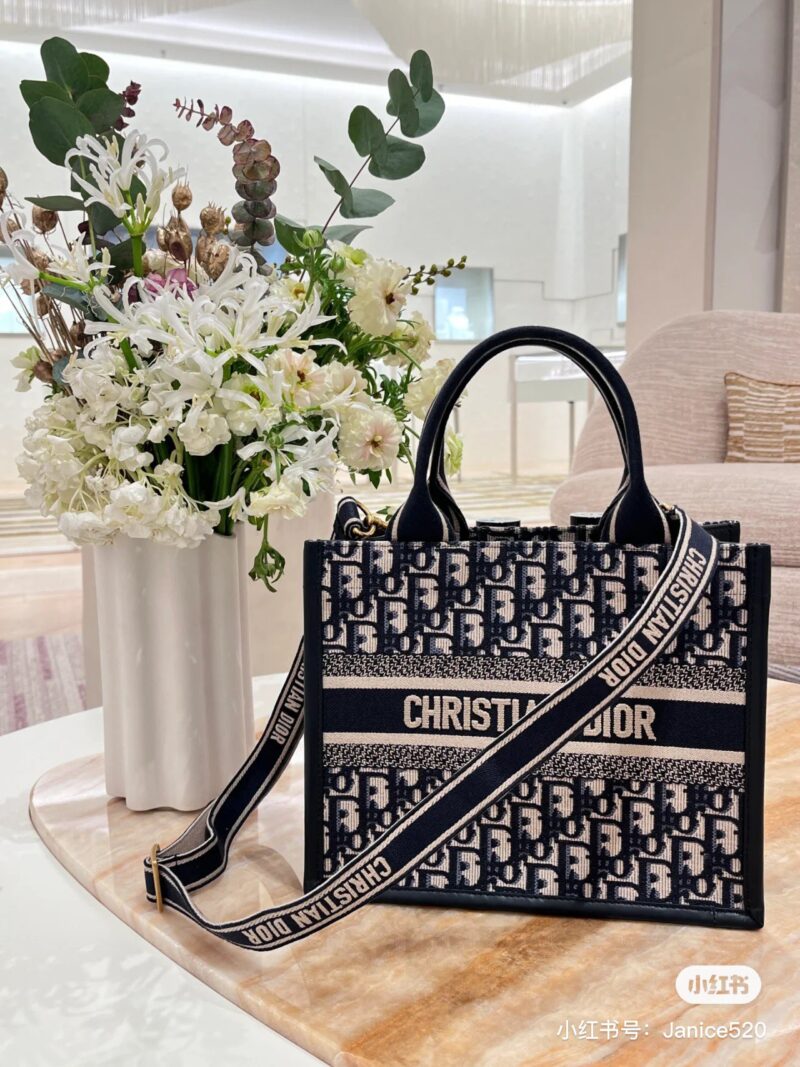 8c3045bf80.jpg Dior small tote new shoulder strap