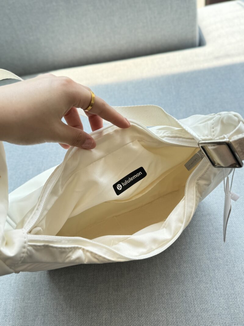 8c5cccc8c5.jpg 180 airplane box
size:27×19
Lululemon 4L Nylon Underarm Bag Handbill Shoulder Bag
Underarm handbags are also full of design sense! Smooth and textured, with a large capacity!
Love at first sight armpit croissant