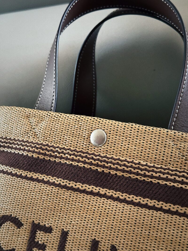 8c64a64d49.jpg 210 without box
Size: 21 (bottom) * 30 (top width) * 20 height
Celin woven bag, a must-have for summer#
This is super practical!
Everyone should praise it on their backs