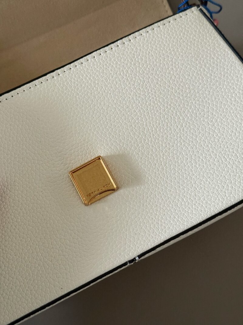 220 boxes
size：21*13cm
TORY BURCH Mahjong Bun is your favorite on the street!
Sisters, mahjong bags are available all year round
Paired with 2 shoulder straps,
Can be carried by hand under the armpit or slung diagonally
Exquisite and compact
