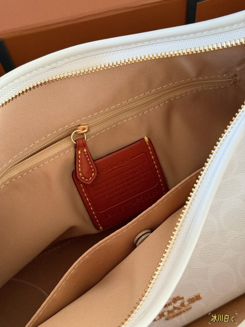 235 box
size：31*23cm
Coach C's new Laurel
The wandering bag is truly stunning. Underarm bag hobo
Casual, lazy, easy to handle
Two shoulder straps, one long and one short
Shoulder, crossbody, hand-held, armpit, back
They can be freely versatile
Ther...