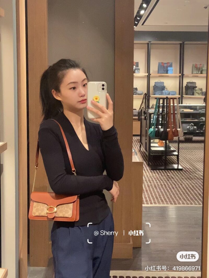 COACH Tabby Family New Member
That's right~The new member of tabby0, also known as the open hanging version, is an 18 centimeter mini version
The point that touched me this time is that Clogo's buckle is wrapped in full leather
The color tone of the ...