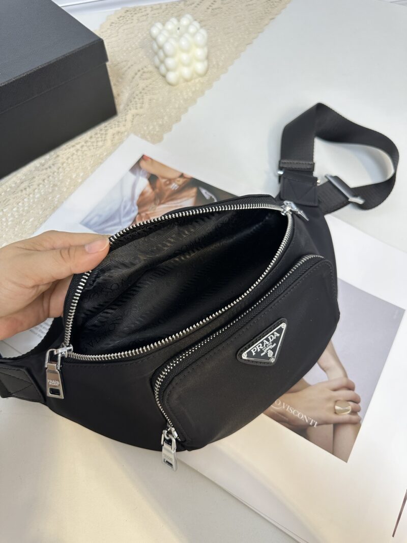 Comes with PRADA gift box, size 30x15 waist bag/chest bag model 2VH 165. This waist bag design is not only practical but also enhances the overall design sense, making it easy to raise the body proportion. The bag can be worn as a chest bag or crossb...