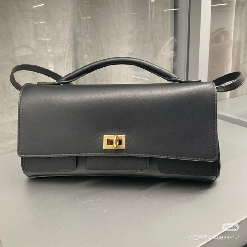 8cacc6a732.jpg Balenciaga's new model