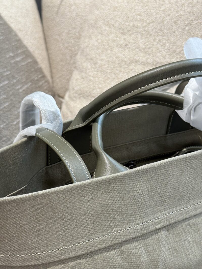 Chanel vintage tote bag p240
Chanel's 2way tote bag is amazing! It looks great when carried on one shoulder or by hand
The bag is made of denim with a slight gray tone
So it's not heavy and durable
Daily commuting, using a computer, or going out for ...