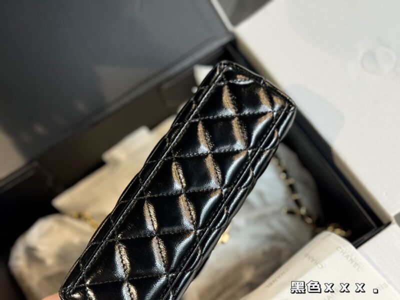 Complete packaging
size：20*12cm
Xiaoxiang's 23k Kelly
The most beautiful 23k, the oil wax skin looks so good! I have the impulse to immediately drop the sa!
The new bag really smells great!
Cowhide quality