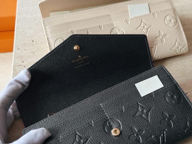 8cdd841916.jpg 165 boxes
size:19*10cm
L family cowhide long wallet
A daily change and card that is sufficient for going out!
A small one!
The packaging is very high-end ??)