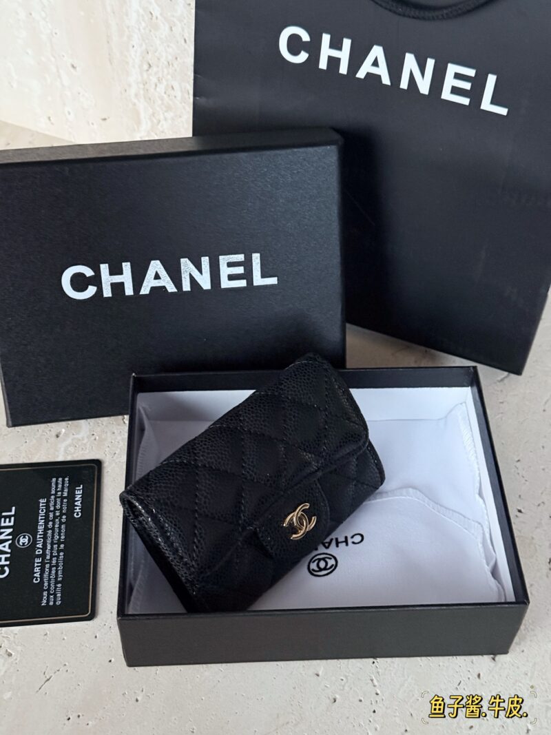 135 box
size：10*7cm
Xiaoxiangjia CF Card Bag
Black gold cowhide caviar
A small one
Can hold more than ten cards and a few cash cards
A particularly practical one!