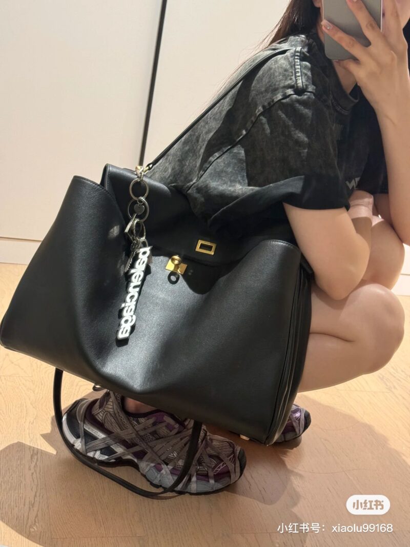 Balenciag Rodeo
The Redeo that was finally won! ! ! The soft and large silhouette bag immediately gives off a lazy and lazy feeling on the upper body. I really like this convenient and cool super practical bag. This new model named after the Rodeo D...