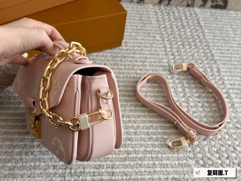 8d148e5332.jpg 300 boxes
size:21*13cm
L's new small postman Metis
Freshly baked colors in spring and summer
The perfect sized LV mailman bag is here
The usage rate is super high!
Cute and lovely finally!! It's out!