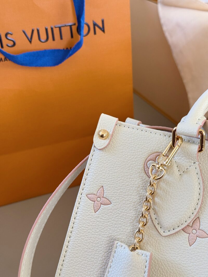 8d2877a36d.jpg 240 with box 520
Size: 25 * 20cm (small)
Excellent quality, understand the goods ??
It's really too advanced!
New Light Milk Strawberry On the Go Tote Bag
Tote bags look really good~
Comes with a pendant that is perfect for little sweet girls to...