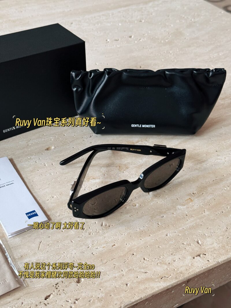 8d2e85375d.jpg 190 Pack
GM Ruvy Van jewelry collection is really beautiful~
Stylish girl's 25 year new must-have GM sunglasses!
Diamond black ultra wide and face covering
Cool and shining stars all have it~