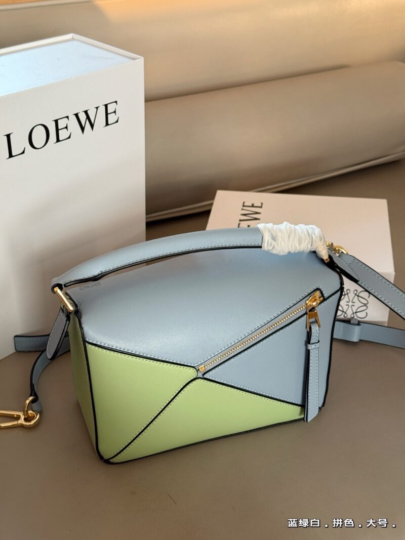 8d3cb152c0.jpg 225 255 box
Size: 18 * 10cm (mini)
24 * 15cm (large size)
Loewe Geometry Package Puzzle
Truly cannot be missed,
?? Cowhide quality!
Completely hold on!
Puzzle's blue-green and white color matching
Advanced high is about to overflow!