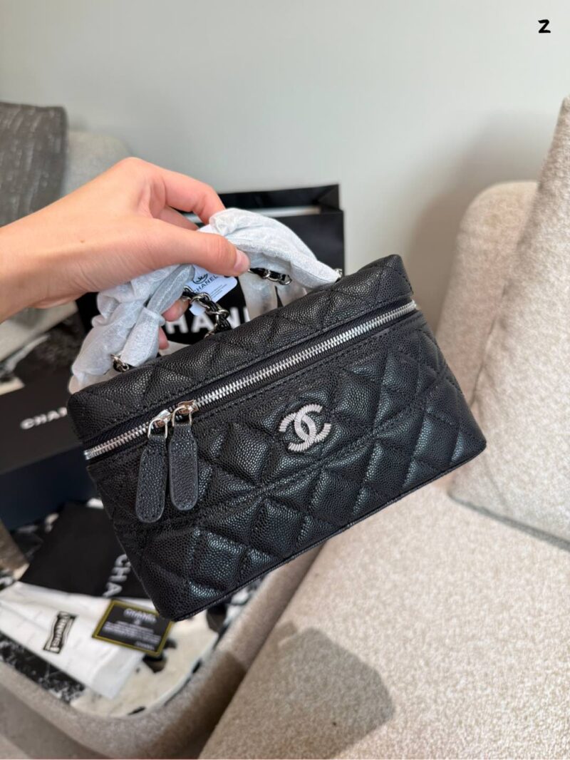 8d5389b590.jpg p250
Today I received a package of 1.8w and a Chanel 25c box
Chanel 25CLP black gold chain bag is coming!
Dyeing the classic black and gold color scheme, exuding a sense of luxury. Litchi cowhide, with excellent texture.
The design of the Cocoon Isla...
