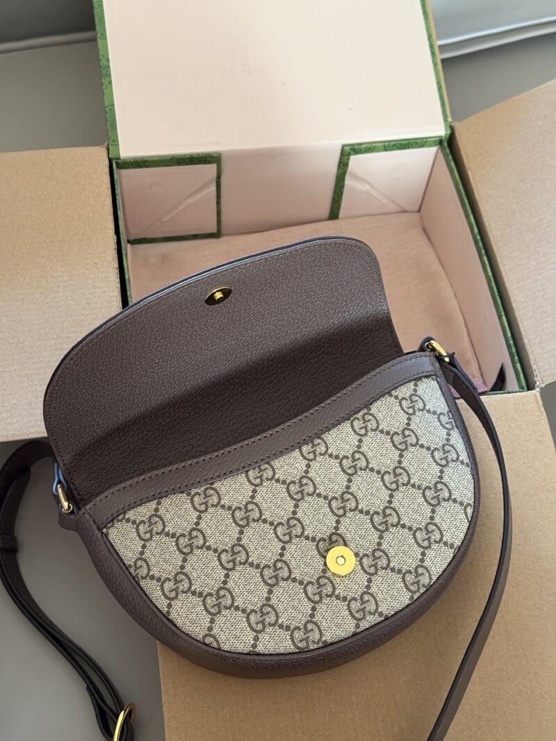 8d549af464.jpg 210 box
Size: 20 (top width) * 4cm
GG ophilia 23ss saddle bag,
It's hard not to love after watching it
Inside the original hardware version!
The upper body effect is also amazing!