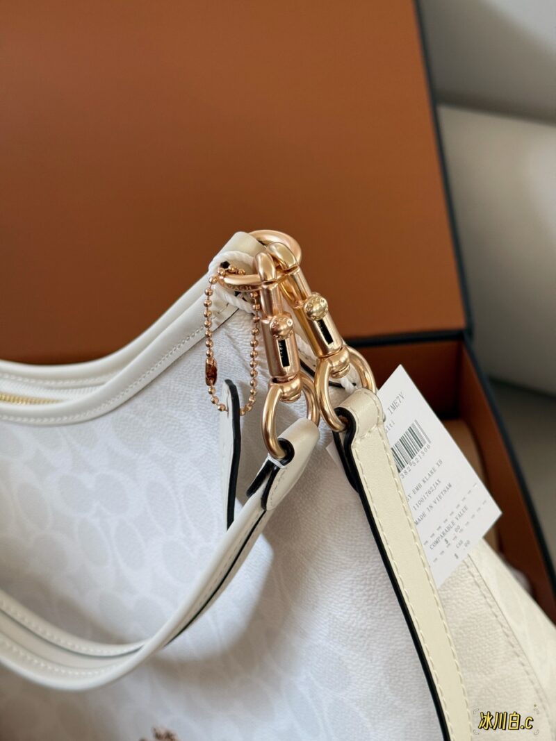 235 box
size：31*23cm
Coach C's new Laurel
The wandering bag is truly stunning. Underarm bag hobo
Casual, lazy, easy to handle
Two shoulder straps, one long and one short
Shoulder, crossbody, hand-held, armpit, back
They can be freely versatile
Ther...