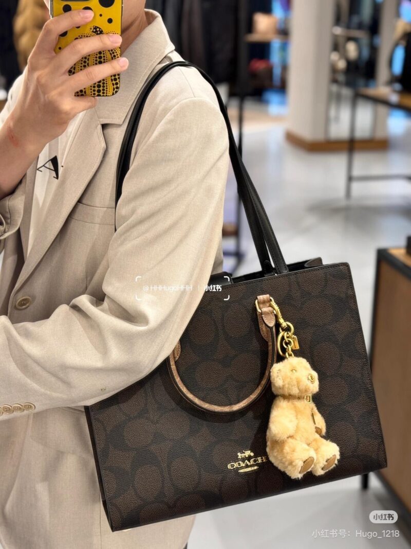 Good looking and easy-to-use bag, Coach's new product for December, Maggie tote, warm winter outfit
Maggie Tote's simple appearance makes it easy to accommodate
Play with style and effortlessly switch styles