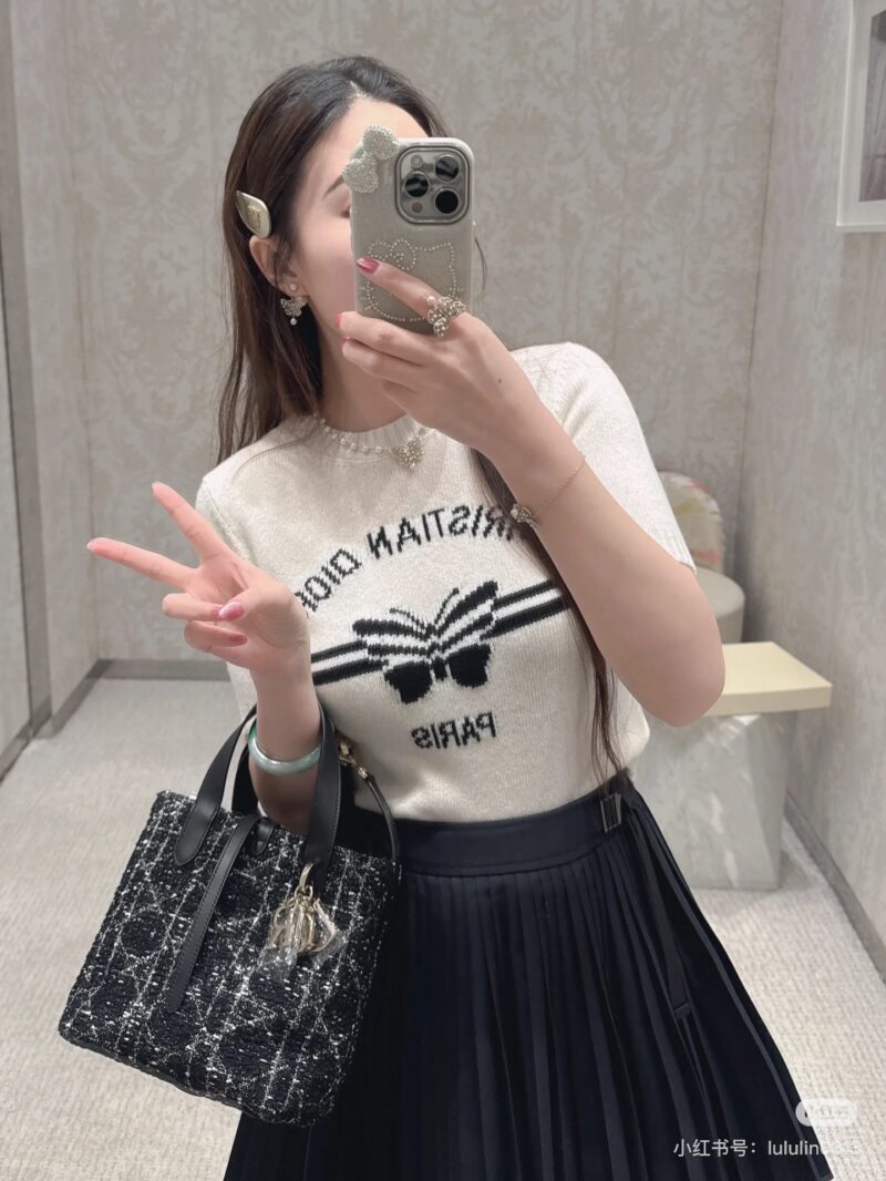 Dior Fragrant Hairy Indigenous Bag Small
Full of high-end feeling