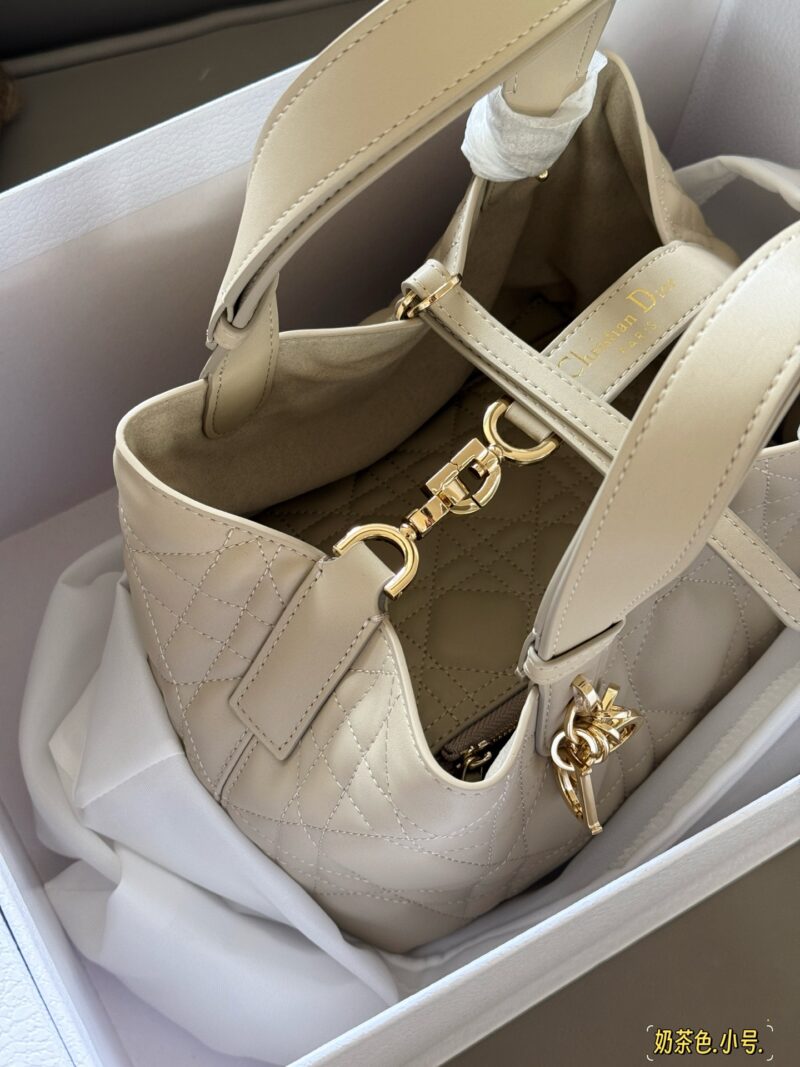 300 310 box upgraded version again
Size: 23x15cm (small size)
28 * 21cm (large size)
D's super popular Toujours shopping bag
I personally think the bag design is really durable!
I can't refuse anything gentle in beige color!
A feeling of neither big ...