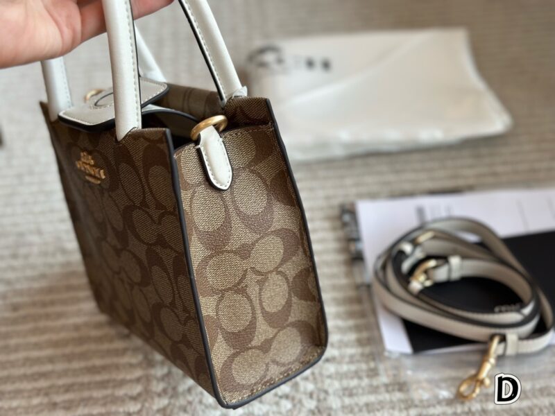 210 box
size：17*17cm
Sincerely recommend this one!
I've been carrying it out lately!
C Family Cally Music Album Pack
The shoulder strap can be disassembled
There are suction buckles inside
Practical and convenient