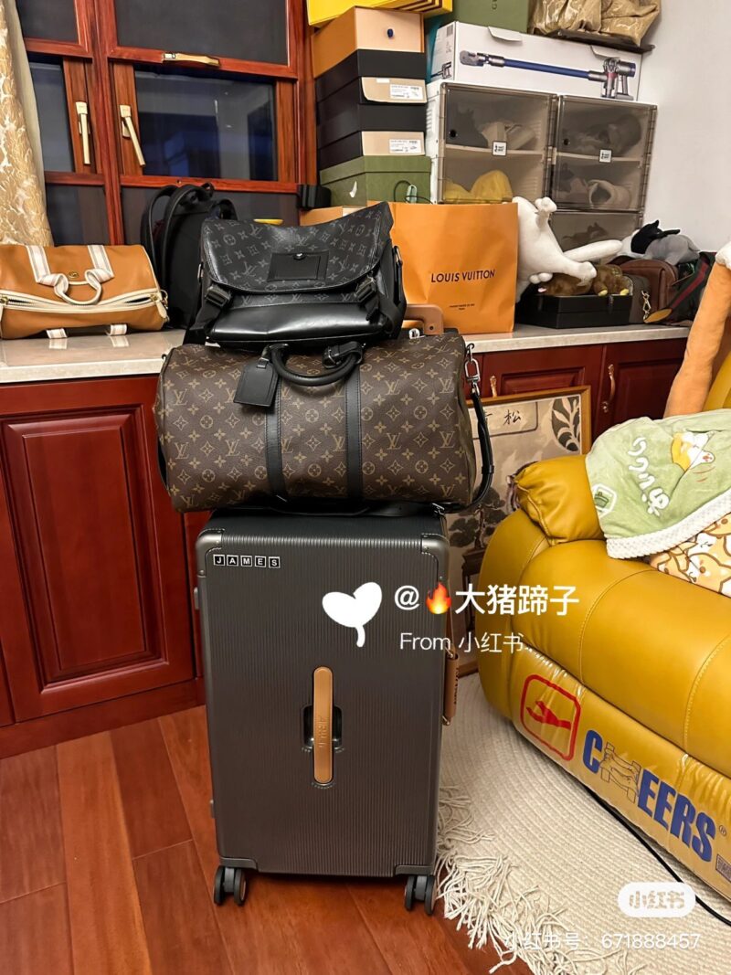 Classic travel bag with flowers