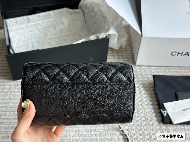 Chanel Boston P260
Chanel 25P Bowling Bag Elegant Beauty
#The bag is not duplicated, Chanel black with white border Boston 25P bowling ball 6 Boston! Carrying a crossbody, both phones can fit in! Still comfortable and durable, the market is very obvi...