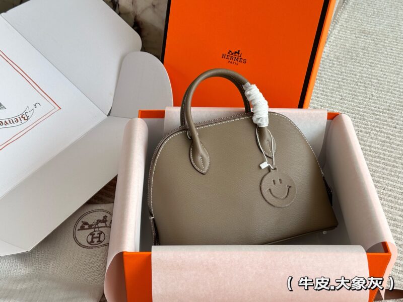 290 cowhide box
size:29*25m
H Home Hermes Bolive Leather Shell
Who hasn't gotten this yet!
Truly unbeatable and adorable!
Carrying it back is truly practical
~Gift of hardware and pony ornaments