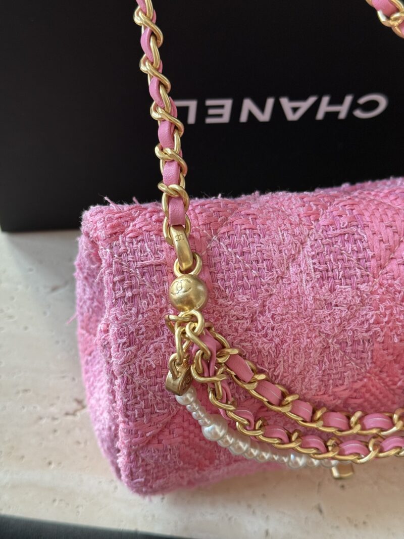 8e115ba6bd.jpg 240 boxes
size:17*13cm
Xiaoxiang's woolen pearl CF
Madam, Madam is so beautiful
A bag so beautiful in my heart
Woolen weaving is perfect for summer!
The appearance is too high!