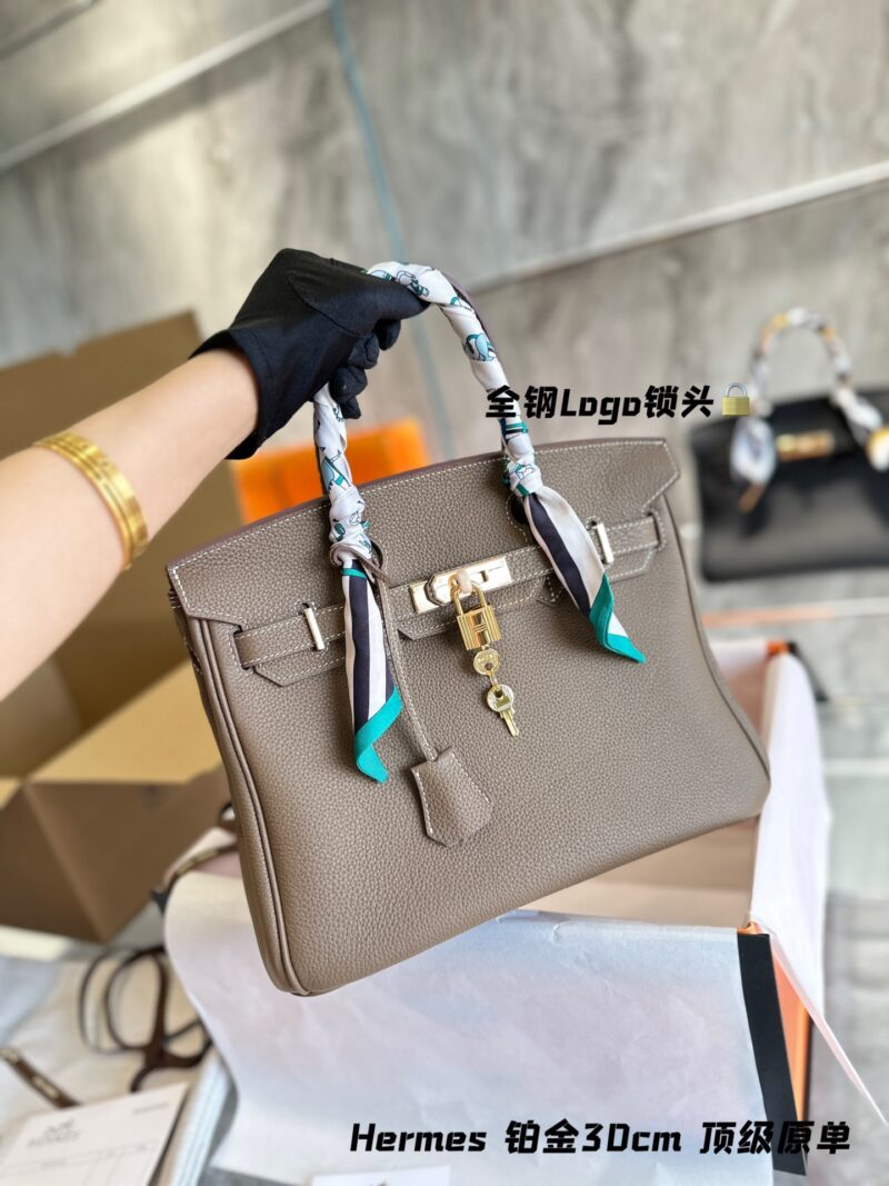 Delivery scarf folding box packaging p390
Hermes bk30cm top of the line pure leather collection with endless love and a Hermes Birkin platinum bag that will not be taken off the shelves for thousands of years. Original factory laser hardware, various...