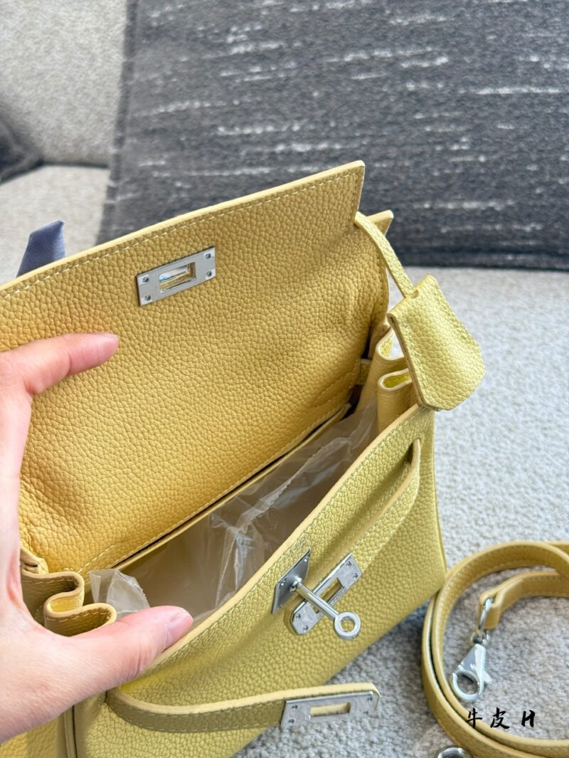 8e600a10da.jpg Cowhide P330
High quality texture, versatile upper body, super stylish!!
Hermes MiniKelly II,
Suitable size for all age groups, playful and cute to carry~20cm
