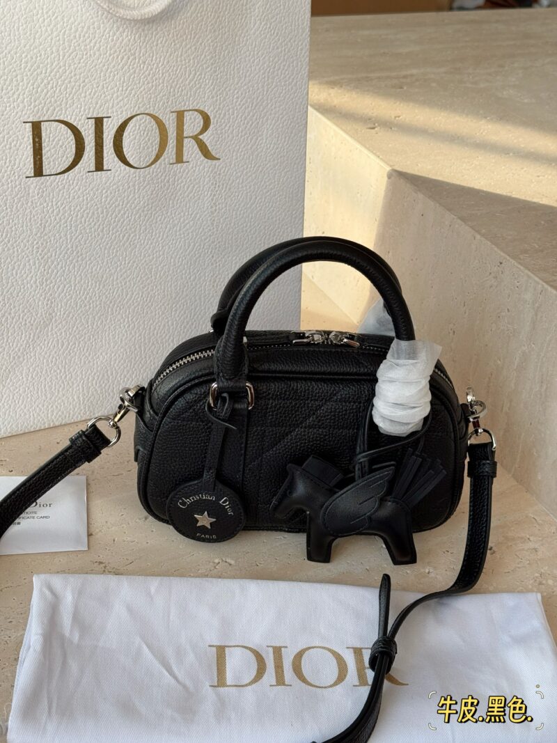 8e765bf2f1.jpg 300 box cowhide
size:20*12cm
D Home VIBE | Pillow Bag
Don't think I'm young, but I'm very good at pretending!
Summer25 new SIZE bowling bag, really looks great!