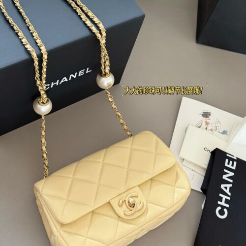 230 box
size：20*13cm
Xiaoxiangjia CF Double Pearl Bag
Size 20.5x13x6.5
No need to say more, it's perfect!
Easy storage for both large and small phones!
Both sides of the pearl can be adjusted
The chain can become longer and shorter!
Underarm hand-h...