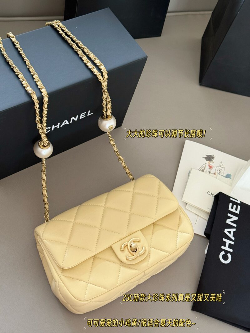 8e771372d0.jpg 230 box
size:20*13cm
Xiaoxiangjia CF Double Pearl Bag
Size 20.5x13x6.5
No need to say more, it's perfect!
Easy storage for both large and small phones!
Both sides of the pearl can be adjusted
The chain can become longer and shorter!
Underarm hand-h...