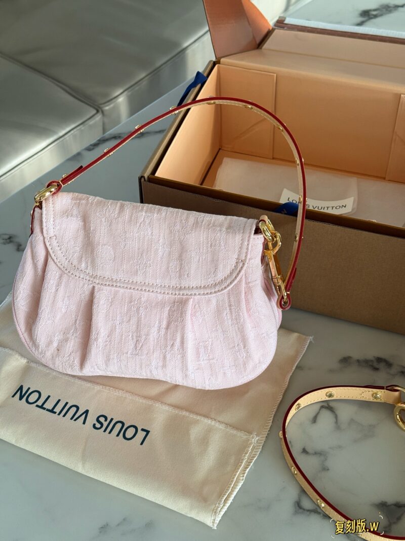 320 box (replica version)
size：26*18cm
L's denim sunset is perfect for spring and summer
I really like the tannin series
The Sunset capacity is sufficient,
Soft and not afraid of pressure,
Pink cherry blossom ingots are too cute!! Who can withstand this