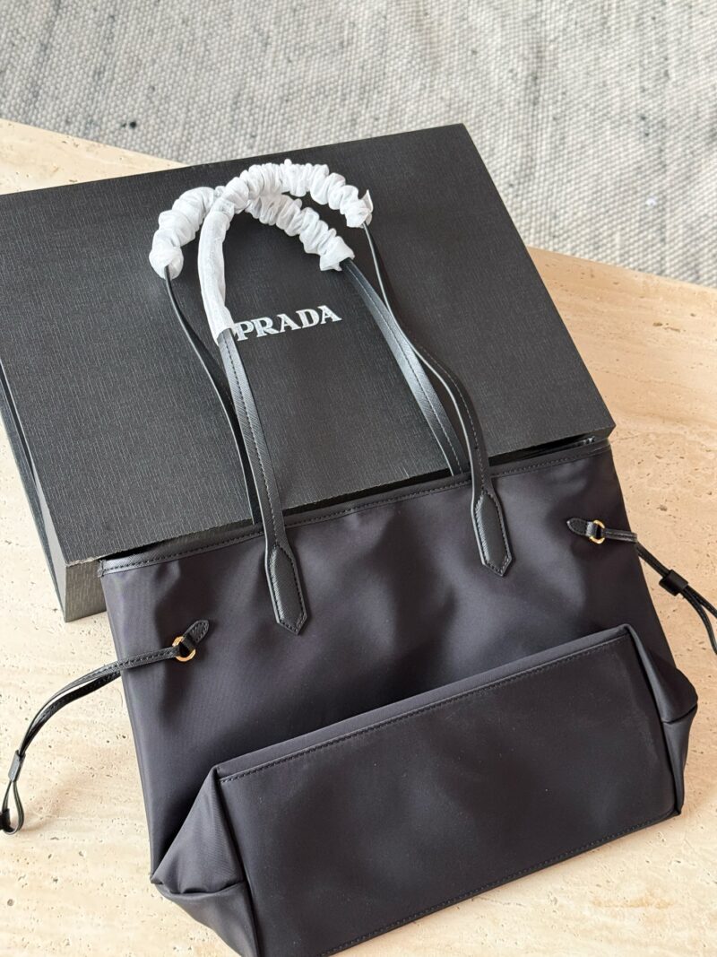 8e7c3db687.jpg 235 box
size:32*28cm
Prad tote bag (shopping bag)
Specialized nylon fabric!
light! Comfortable! Extremely practical!
Another timeless shopping bag