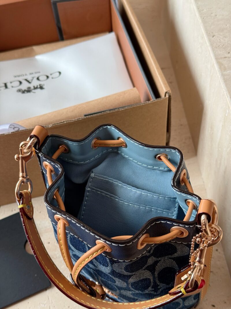 8e83246569.jpg 225 boxes
size:14*16cm
C Mini Bucket Bag is super cute!
COACH | Who hasn't owned a denim denim bucket yet
What a cute and lovely little bucket!
Isn't it too delicate and cute
Search Coach Coach Bucket